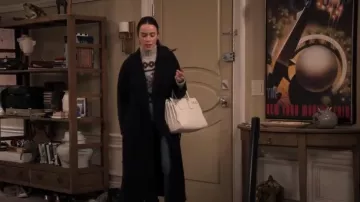 Bolso Saint Laurent Sac De Jour usado por Julia Mariano (Abigail Spencer) como se ve en Extended Family (S01E08)