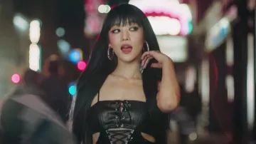 El vestido de cuero palabra de honor usado por Minnie en (여자)아이들((G)I-DLE) - '퀸카 (Queencard)' Video Musical Oficial