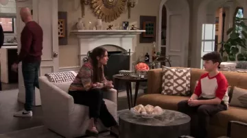 Dr Martens Sinclair Flatform Boots en Peach Leather-Pink usado por Grace Kearney (Sofia Capanna) como se ve en Extended Family (S01E08)