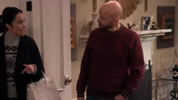 Sudadera de vellón J Crew Heritage de 14 onzas con ribete de canalé jacquard usada por Jim Kearney (Jon Cryer) como se ve en Extended Family (S01E08)