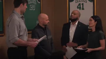 Suéter con cremallera Robert Barakett Malton Wool Piqué usado por Jim Kearney (Jon Cryer) como se ve en Familia extendida (T01E08)