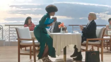 Mules blanches Steve Madden avec bretelles tressées et bout carré portées par Alexandra (Tamberla Perry) comme on le voit dans Death and Other Details (S01E06)