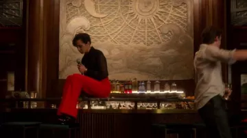 Sandalia de plataforma Saint Laurent Tribute usada por Anna (Lauren Patten) como se ve en Death and Other Details (T01E06)