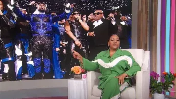 Chaqueta de sarga a rayas Ahluwalia Lagos usada por Sherri Shepherd como se ve en el programa de televisión Sherri el 13 de febrero de 2024