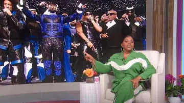 Pantalones de chándal Ahluwalia Lagos Lyocell-Twill en verde usados por Sherri Shepherd como se ve en el programa de televisión Sherri el 13 de febrero de 2024