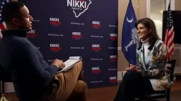 Blazer con estampado rococó Carlisle usado por Nikki Haley como se ve en Today el 14 de febrero de 2024