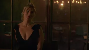 Princesa Polly Nellie Tie Hombro Mini Vestido Negro usado por Davia Moss (Emma Hunton) como se ve en Good Trouble (T05E17)