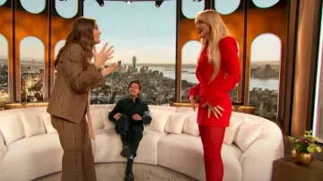 Pantalones de lana acampanados con estampado de cuadros Horsebit usados por Drew Barrymore como se ve en The Drew Barrymore Show el 14 de febrero de 2024