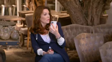 Blazer Khloé à capuche Cinq à Sept porté par Lisa Vanderpump comme on le voit dans Vanderpump Rules (S11E03)