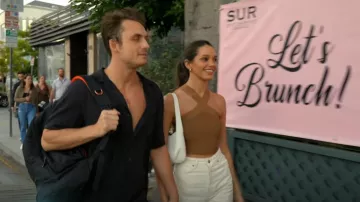 Camiseta sin mangas Babaton Sculpt Knit Criss Cross usada por Ally Lewber como se ve en Vanderpump Rules (T11E03)