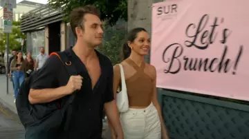 Débardeur Babaton Sculpt Knit Criss Cross porté par Ally Lewber comme on le voit dans Vanderpump Rules (S11E03)