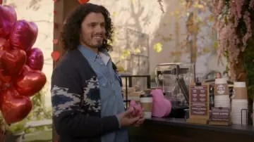 Lucky Brand Dark Grey Aztec Shawl Sweater Cárdigan usado por Andres episodios desconocidos (Tommy Martinez) como se ve en Not Dead Yet (S02E02)