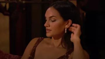 Pendientes Gucci en tono dorado usados por Madina Alam como se ve en The Bachelor (T28E05)