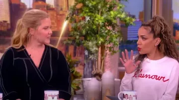 Vestido La Ligne Leila usado por Amy Schumer como se ve en The View el 14 de febrero de 2024
