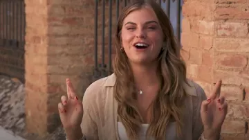 Camisa bordada semitransparente de Zara en beige usada por Jessica Edwards como se ve en The Bachelor (T28E05)