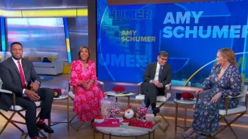 MSGM Robe mi-longue plissée à imprimé chaîne portée par Robin Roberts dans Good Morning America le 14 février 2024