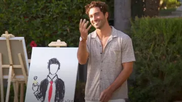 Camisa Banana Republic Linen Knit Resort en beige usada por Joey Graziadei como se ve en The Bachelor (T28E05)