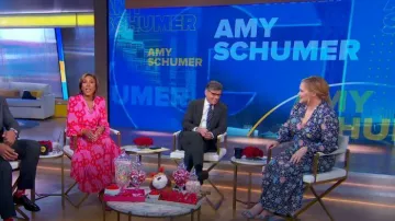 Vestido Rixo Trula en azul marino Camellia Garden usado por Amy Schumer como se ve en Good Morning America el 14 de febrero de 2024