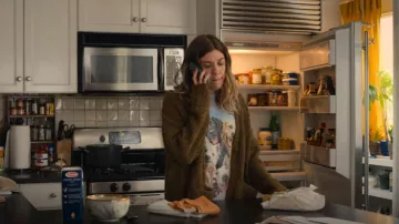 Le t-shirt en coton classique Mountain Dogs Selfie porté par Ann (Susannah Flood) comme on le voit dans Life & Beth (S01E01)