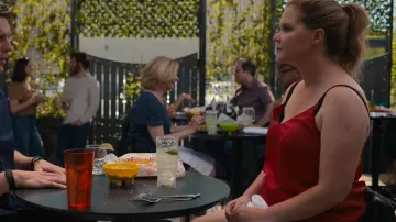 Equipo Femme Layla Top de Camisola con Cuello en V Estampado usado por Beth (Amy Schumer) como se ve en Life & Beth (S01E04)