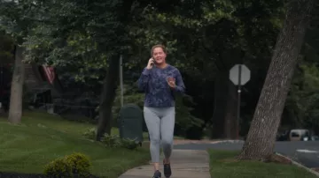 Pantalón de tiro alto Lululemon Align™ usado por Beth (Amy Schumer) como se ve en Life & Beth (T01E04)