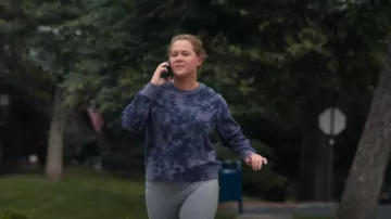 Sudadera Athleta Farallon Tie Dye Inversion Print usada por Beth (Amy Schumer) como se ve en Life & Beth (S01E04)