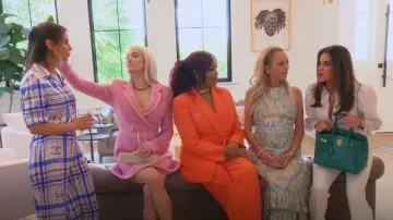 Combinaison Chanel blanche et bleue portée par Dorit Kemsley comme on le voit dans The Real Housewives of Beverly Hills (S13E16)