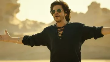 Gafas de sol de aviador doradas Ray-Ban usadas por Hardy (Shah Rukh Khan) como se ve en la película Dunki