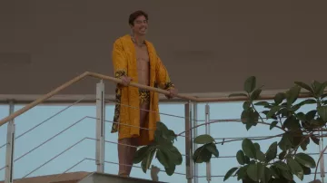 Peignoir Versace porté par Cooper (Nick Adams) comme on le voit dans le film Fire Island