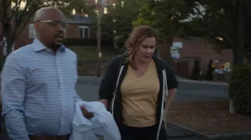 Rag & Bone The Slub Vee Camiseta de algodón amarilla de manga corta usada por Beth (Amy Schumer) como se ve en Life & Beth (T01E09)