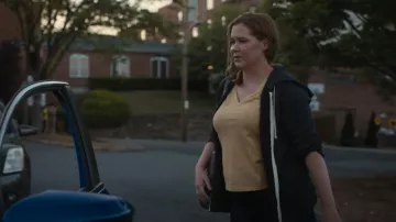 Sudadera con capucha alternativa Eco Jersey Cool Down Zip usada por Beth (Amy Schumer) como se ve en Life & Beth (T01E09)