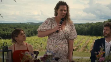 MINKPINK Penne Vestido midi de manga abullonada usado por Beth (Amy Schumer) como se ve en Life & Beth (T01E10)