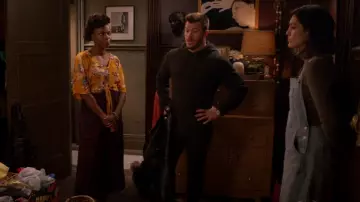 Salopette en jean vintage Levi’s portée par Sarah (Caitlin McGee) vue dans Home Economics (S02E12)