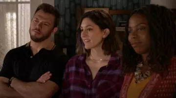 Collier Gorjana Parker porté par Sarah (Caitlin McGee) dans Home Economics (S02E12)