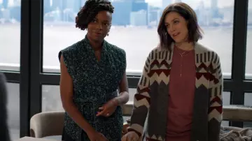 Début du cardigan aztèque porté par Sarah (Caitlin McGee) dans Home Economics (S02E12)