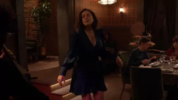 Robe portefeuille indigo Zimmerman portée par Sarah (Caitlin McGee) dans Home Economics (S02E13)