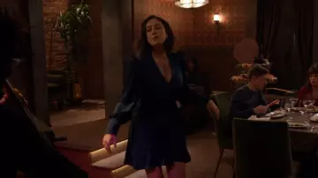 Robe portefeuille indigo Zimmerman portée par Sarah (Caitlin McGee) dans Home Economics (S02E13)