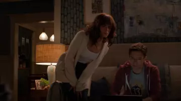 Vince Abrigo de cárdigan con cinturón de lana y mezcla de cachemira usado por Marina (Karla Souza) como se ve en Economía Doméstica (S02E14)