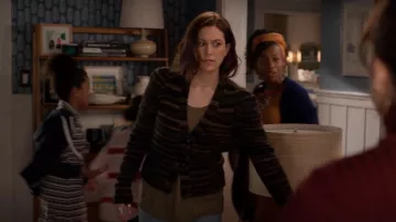 Veronica Beard Embry Cardigan usado por Sarah (Caitlin McGee) como se ve en Home Economics (S02E14)