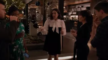 & Other Stories Mini robe en velours à cravate portée par Sarah (Caitlin McGee) comme on le voit dans Home Economics (S02E15)