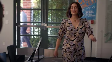 Vero Moda Paja Robe fleurie à manches coudées portée par Sarah (Caitlin McGee) comme on le voit dans Home Economics (S02E16)