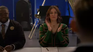 Vici Collection Tennessee Plaid Button Front Crop Cardigan porté par Sarah (Caitlin McGee) comme on le voit dans Home Economics (S02E16)