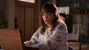 Sudadera con capucha de Rag & Bone City usada por Marina (Karla Souza) como se ve en Home Economics (T02E19)
