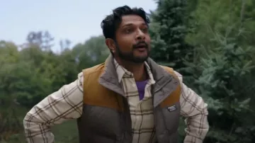 Gilet en duvet L.L. Bean Mountain Classic porté par Jay Arondekar (Utkarsh Ambudkar) dans Ghosts (S03E01)
