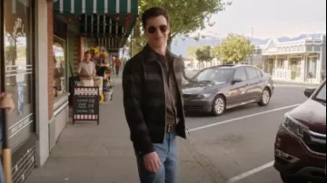 Veste Melton portée par le maire Ben Hawthorne (Levi Fiehler) dans Resident Alien (S02E01)