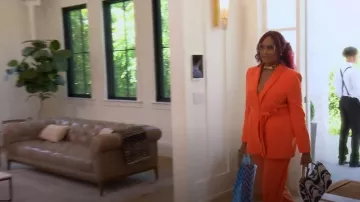 Chanel Tissu Imprimé Moyen Chanel 19 Rabat Noir Écru porté par Garcelle Beauvais comme on le voit dans Les vraies femmes au foyer de Beverly Hills (S13E16)