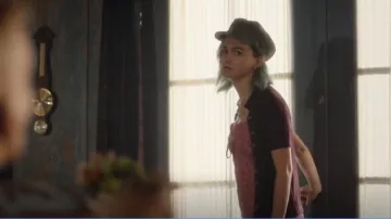 Mini-robe en maille imprimée UO Elodie portée par Lisa Casper (Mandell Maughan) comme on le voit dans Resident Alien (S02E05)