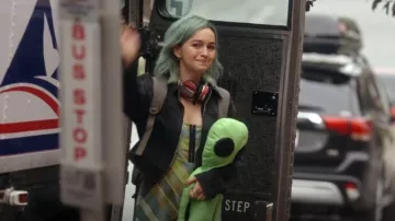 Robe Keya d’Urban Outfitters portée par Lisa Casper (Mandell Maughan) dans Resident Alien (S02E05)
