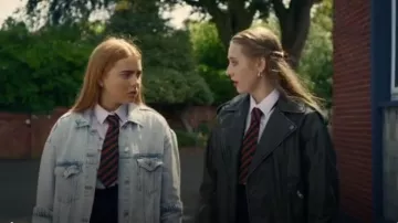 Pull&Bear Veste oversize en similicuir aviateur marron vintage portée par Mia-Louise (Gemma Barraclough) comme on le voit dans G’wed (S01E03)