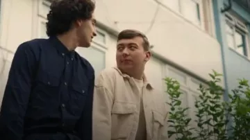 Surchemise à franges Pull&bear portée par Ted (Dominic Murphy) dans G’wed (S01E03)